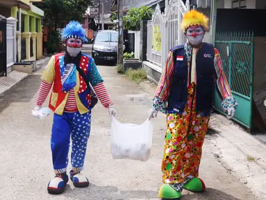 Komunitas Badut Tangerang  Raya (Batara) membagikan paket masker dan sabun cuci tangan gratis kepada warga di Larangan Selatan, Tangerang, Kamis (16/4/2020). PMI Kota Tangerang bersama Batara membagikan masker dan sabun cuci tangan untuk mencegah penyebaran COVID-19. (Liputan6.com/Angga Yuniar)