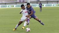 Penyerang Persita Tangerang, Samsul Arif, berebut bola dengan pemain PSM Makassar, Asnawi Mangkualam, pada laga Shopee Liga 1 di Stadion Sport Center Tangerang, Jumat, (6/3/2020). Kedua tim bermain imbang 1-1. (Bola.com/M Iqbal Ichsan)