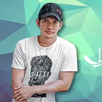 Celeb Bio Iko Uwais (Fotografer: Galih W Satria, Desain: Denti Ebtaviani/Bintang.com)