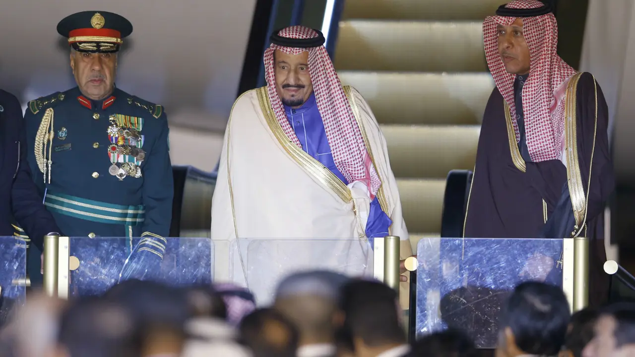 Raja Salman saat tiba di Bandara Internasional Haneda