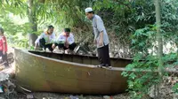Sejumlah warga melihat-lihat dan menaiki perahu berbahan baja di kebun pinggir Bengawan Solo, Dukuh Jarak RT 017, Desa Karanganyar, Plupuh, Sragen, Minggu (3/6/2018). (Solopos/Tri Rahayu)