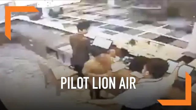 Seorang pilot Lion Air diduga melakukan kekerasan kepada seorang petugas hotel. Rekaman kekerasannya menjadi viral di media sosial.