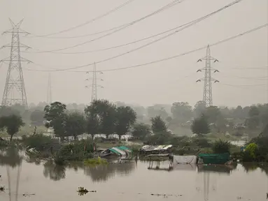 Pandangan umum menunjukkan daerah dataran rendah yang terendam banjir di dekat Sungai Yamuna setelah meluap akibat hujan monsun, di New Delhi pada 11 Juli 2023.