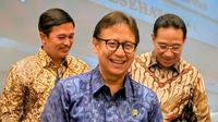 Menteri Kesehatan Budi Gunadi Sadikin mengenalkan Wamenkes Benny dan pembagian tugasnya dengan Wamenkes Dante Saksono, Jakarta (17/10/2025). Foto: Liputan6.com/Ade Nasihudin.