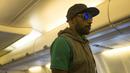 Penyerang Timnas Indonesia, Boaz Solossa, saat berada di dalam pesawat yang mengantarnya terbang dari Thailand menuju Indonesia pada Minggu (18/12/2016). (Bola.com/Vitalis Yogi Trisna)