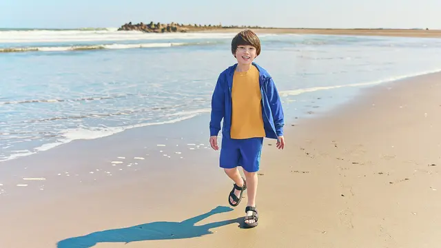 Ilustrasi pakaian liburan ke pantai/UNIQLO