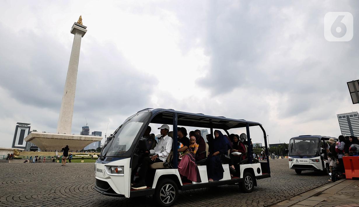 Dengan jam operasional yang diperpanjang, warga yang berkunjung memiliki kesempatan lebih untuk menikmati pemandangan Jakarta dari puncak Monas hingga malam hari. (Liputan6.com/Angga Yuniar)