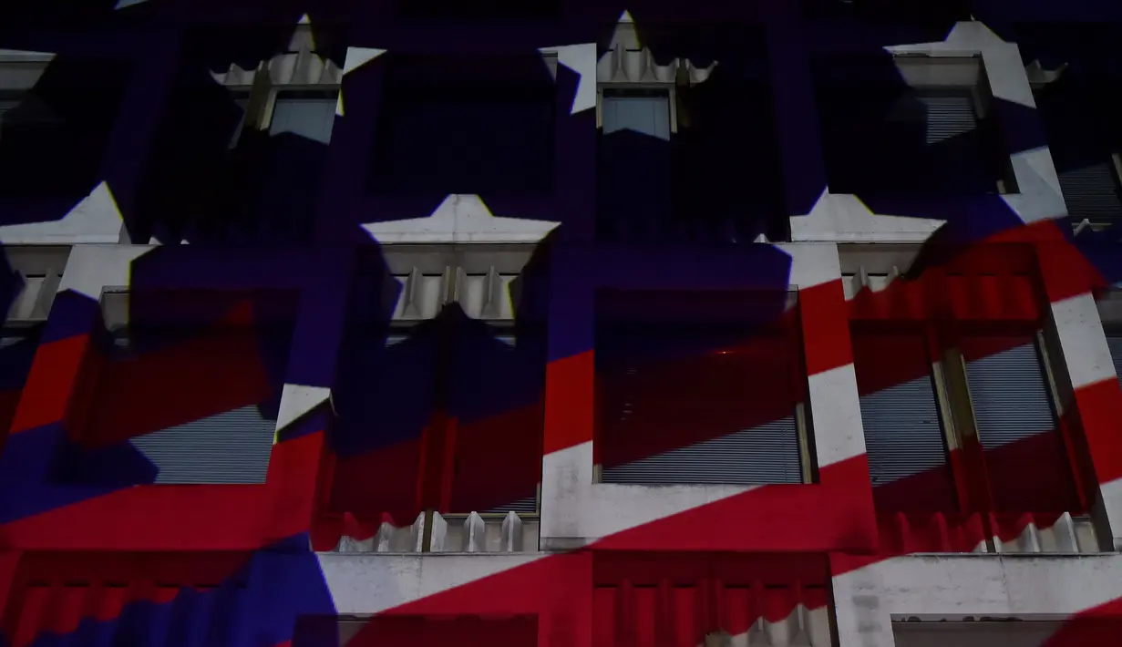Detail warna dan corak bendera Amerika Serikat yang diproyeksikan di Gedung Kedutaan Besar AS di London, Inggris, Selasa (8/11). Gedung Kedubes AS itu dicat dengan warna bendera AS dalam rangka memeriahkan Pilpres AS 2016. (REUTERS/Hannah McKay)