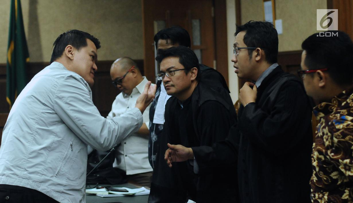 Terdakwa kasus dugaan korupsi e-KTP, Andi Agustinus alias Andi Narogong (kiri) berbincang dengan kuasa hukumnya saat sidang tuntutan di Pengadilan Tipikor, Jakarta, Kamis (7/12). Andi Narogong dituntut hukuman 8 tahun. (Liputan6.com/Helmi Fithriansyah)