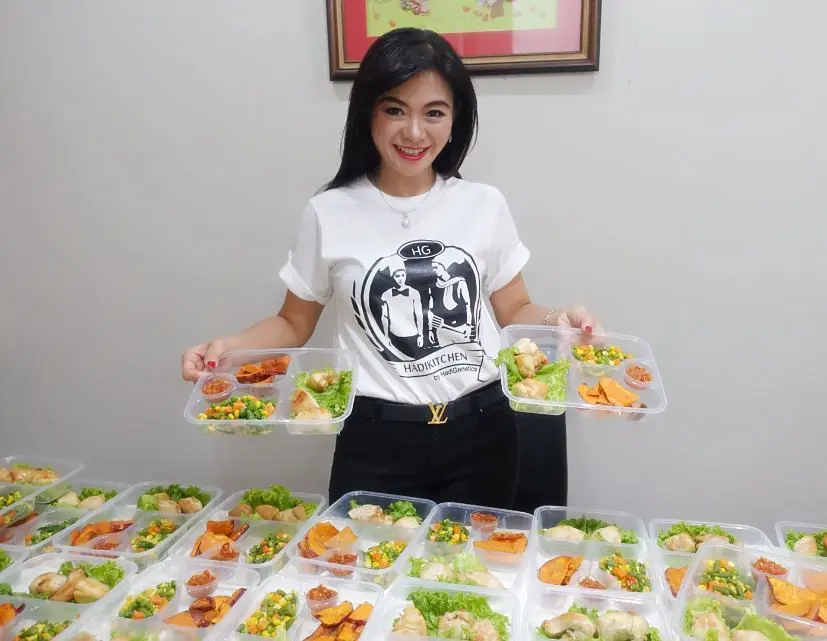 Puspa Dewi mendukung usaha katering makanan sehat anaknya. (Sumber Foto: Instagram/puspadewihc)