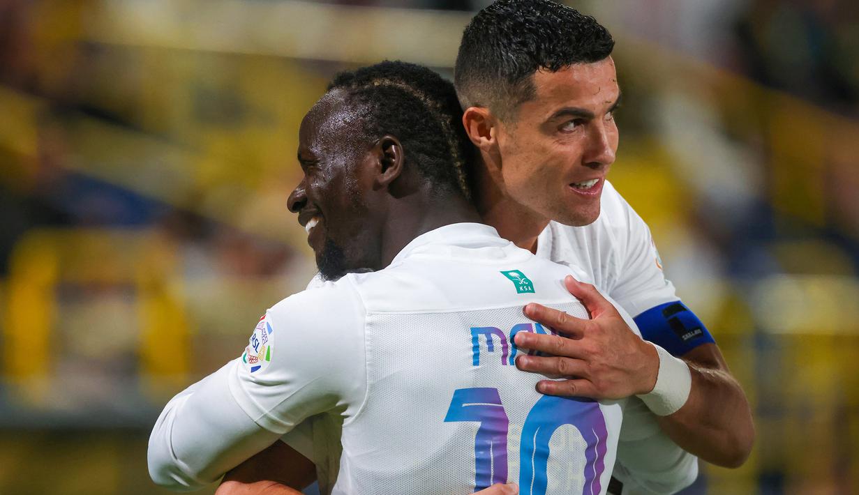 Selebrasi pemain Al Nassr, Cristiano Ronaldo, setelah mencetak gol ke gawang Al Riyadh dalam laga pekan ke-16 Saudi Pro League 2023/2024 yang digelar di Al Awwal Park, Sabtu (9/12/2023) dini hari WIB. Gol CR7 pada menit ke-33 berkat umpan terukur Sadio Mane ke mulut gawang Al Riyadh. (AFP/Fayez Nureldine)