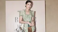 5 Potret Sabrina Chairunnisa Pakai Kebaya Kombinasi Batik, Tampil Memukau