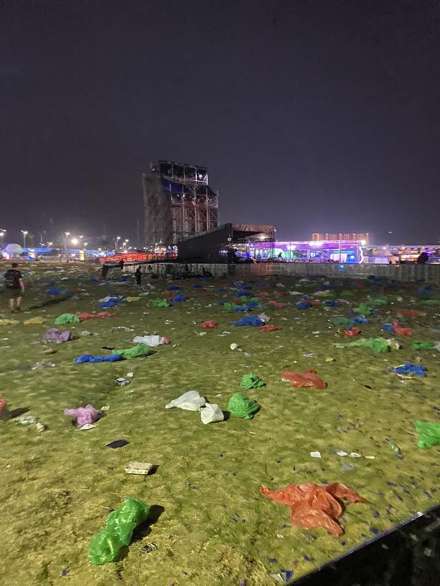 Sampah Jas Hujan Berserakan di Akhir Konser HITC Jakarta, 6 Potretnya