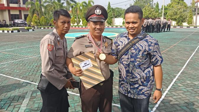 Bripka Fandi mendapat penghargaan dari Kapolres Probolinggo (Dian Kurniawan/Liputan6.com)