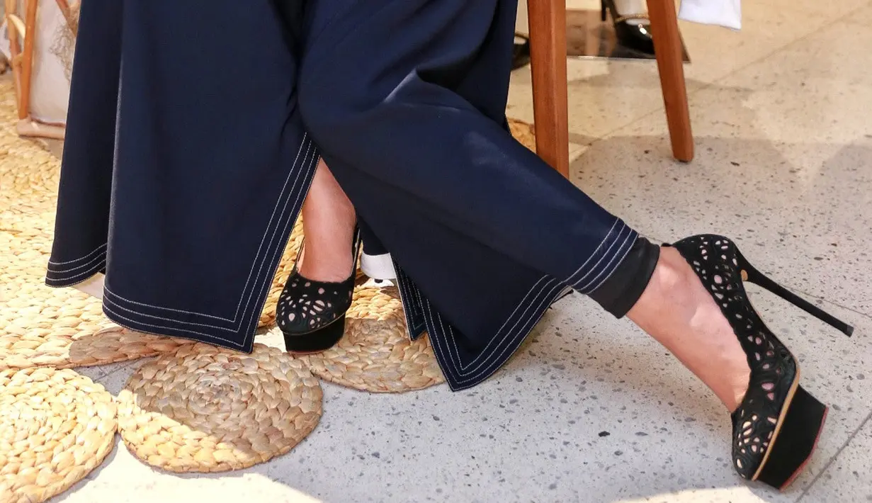 Penampilan Chacha semakin memesona dengan memakai stiletto berwarna hitam. Dengan stilettonya tersebut pasti membuat tubuh Chacha terlihat semakin tinggi. (Adrian Putra/Bintang.com)