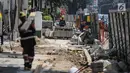 Pekerja menyelesaikan proyek revitaslisasi trotoar di kawasan Cikini, Jakarta, Senin (1/7/2019). Revitalisasi trotoar di kawasan Cikini hingga Kramat ditargetkan rampung pada Desember 2019. (Liputan6.com/Faizal Fanani)