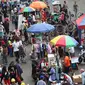 Pedagang kaki lima (PKL) berjualan di sepanjang Jalan Sudirman saat pelaksanaan car free day Jakarta, Minggu (1/7). Kurangnya pengawasan menyebabkan banyak PKL yang berjualan tidak pada tempatnya dan memenuhi area CFD. (Liputan6.com/Immanuel Antonius)