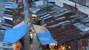 Suasana Pasar Kemiri Muka yang berada di kawasan Depok, Jawa Barat, Senin (23/4). Belum adanya jaminan keamanan menyebabkan PN Depok menunda eksekusi pasar tersebut hingga batas waktu yang belum ditentukan. (Liputan6.com/Immanuel Antonius)