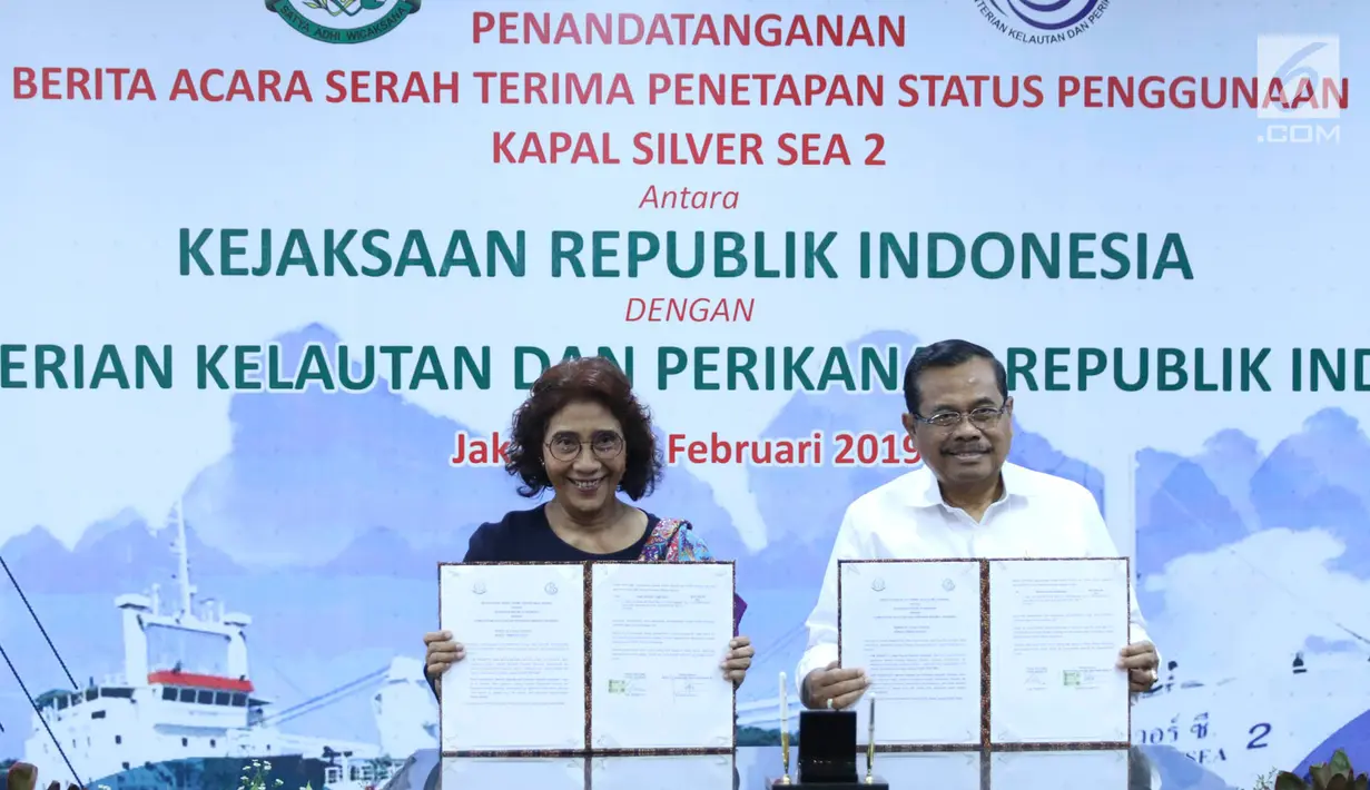 Menteri Kelautan dan Perikanan Susi Pudjiastuti (kiri) bersama Jaksa Agung HM Prasetyo menunjukkan dokumen serah terima kapal Silver Sea 2 di Jakarta, Kamis (14/2). SS2 bisa dipakai untuk transportasi atau pendidikan. (Liputan6.com/Immanuel Antonius)