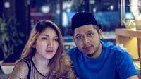 Pasca SUCI season 3, Muslim kemudian memulai karirnya di Ibu Kota sebagai komika atau komedian tunggal. Penampilan Tertan Muslim yang unik ini selalu menggunakan Peci, bahkan saat pergi bersama kekasihnya. (Liputan.com/IG/@tretanmuslim)