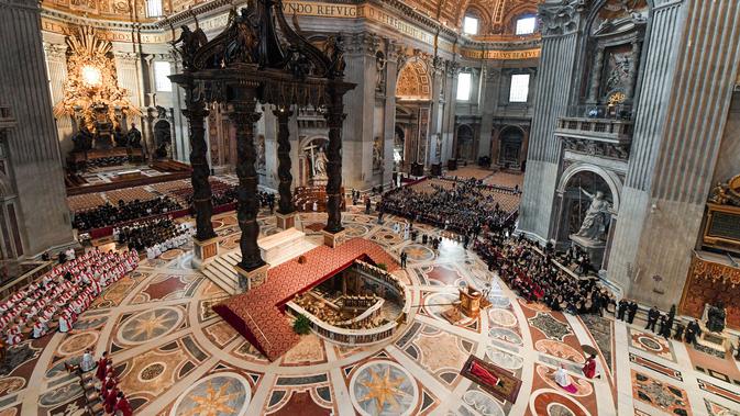 Suasana prosesi Jumat Agung memperingati penyiksaan Yesus sebelum disalibkan di Basilika Santo Petrus, Vatikan, Jumat (19/4). (Tiziana Fabi/Pool Photo via AP)