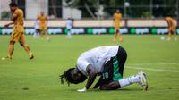 Selebrasi Pemain PSS Sleman, Ajak Chol Riak dengan melakukan sujud syukur setelah mencetak gol ketiga timnya ke gawang Bhayangkara FC pada laga pekan ke-25 BRI Liga 1 2023/2024 di Stadion PTIK, Jakarta Selatan, Kamis (22/2/2024). (Bola.com/Bagaskara Lazuardi)