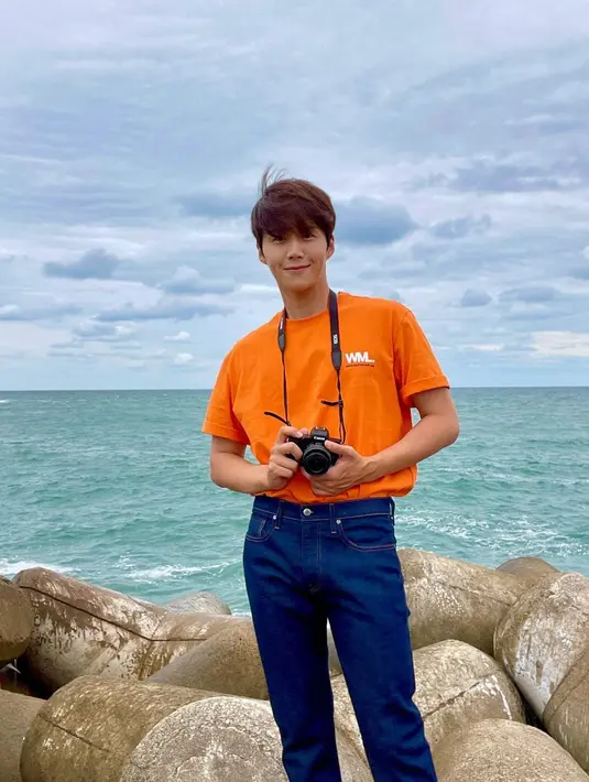 Awalnya, banyak yang tak percaya Seon Ho sudah berusia kepala tiga. Dari wajah dan cara berpakaian, ia masih cocok ditaksir umur 20an. (Instagram/seonho__kim)