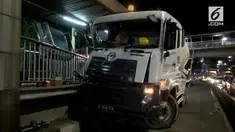 Di duga akibat sang sopir mengemudi dalam keadaan mengantuk, sebuah Truk Molen menabrak halte Bus Trans Jakarta Pancoran Barat.