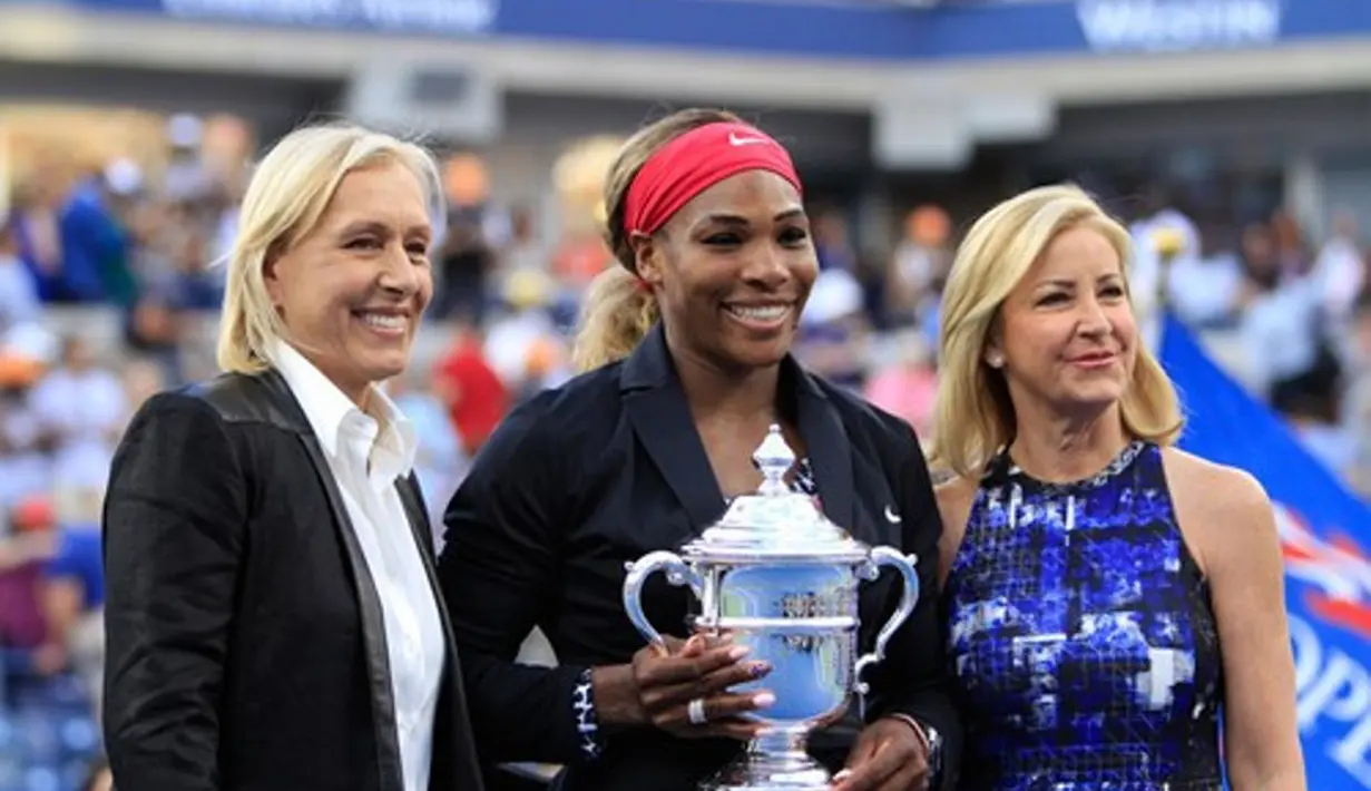 Serena Williams bersama legenda tenis putri, Chris Evert (kanan) dan Martina Navratilova, setelah menjuarai AS Terbuka 2014. (www.usopen.org)