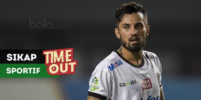 VIDEO: Sikap Sportif Stefano Lilipaly kepada Ilija Spasojevic