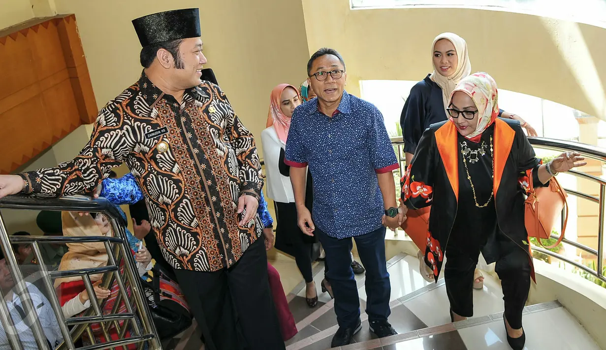 Ketua MPR Zulkifli Hasan  bersama istri saat tiba di kantor Pemerintah Kabupaten Lampung Selatan, Kamis (17/3//2016). Zulkifli datang ke Lampung untuk mensosialisasikan empat pilar di kabupaten itu.