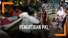 Seorang pedagang nekat piting petugas Satpol PP saat dilakukan sterilisasi pedestrian dari PKL.