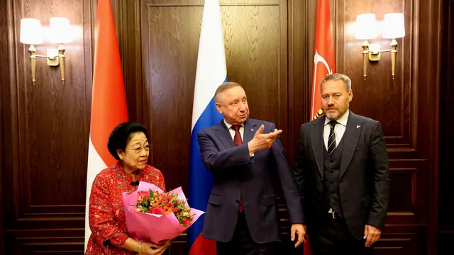 Gubernur St. Petersburg, Alexander Beglov menerima Presiden Kelima RI Megawati Soekarnoputri dan rombongan di Kantor Gubernur St. Petersburg, Rusia.