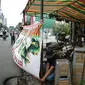 Pedagang kaki lima (PKL) mempersiapkan lapak dagangan di Jalan Sabang atau H Agus Salim, Jakarta, Jumat (27/8/2021). Menko Bidang Perekonomian Airlangga Hartarto mengatakan pemerintah sedang mempersiapkan satu juta PKL untuk mendapatkan bantuan tunai senilai Rp1 juta. (Liputan6com/Faizal Fanani)