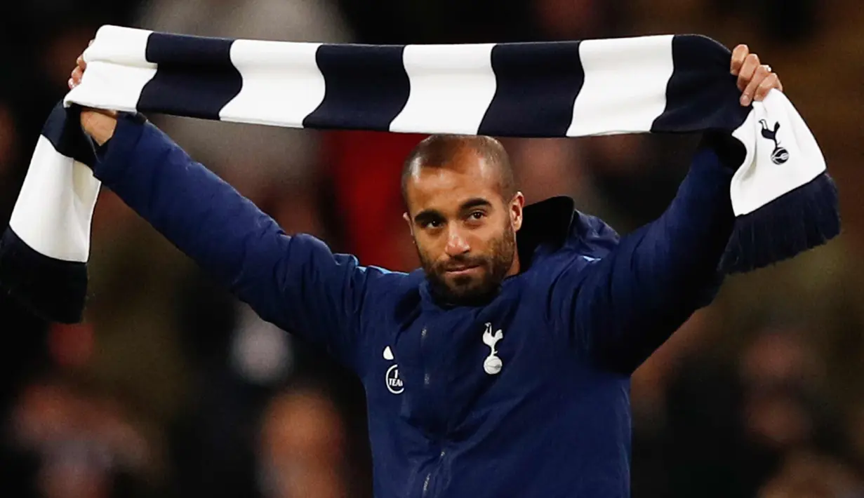 Gelandang asal Brasil, Lucas Moura membentangkan syal klub barunya di Stadion Wembley di London (31/1). Lucas Moura dibeli Tottenham Hotspur dari Paris Saint-Germain seharga 25 juta pound sterling. (AFP Photo/Adrian Dennis)