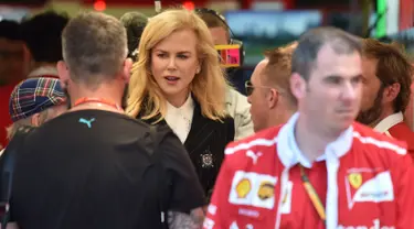 Aktris Australia, Nicole Kidman bertemu dengan anggota tim Ferarri jelang Grand Prix F1 Australia di Melbourne, Sabtu (25/3). Aktris 49 tahun itu tampil kasual dengan mengenakan kemeja putih dengan blazer hitam dan celana panjang jeans. (AFP/Paul Crock)