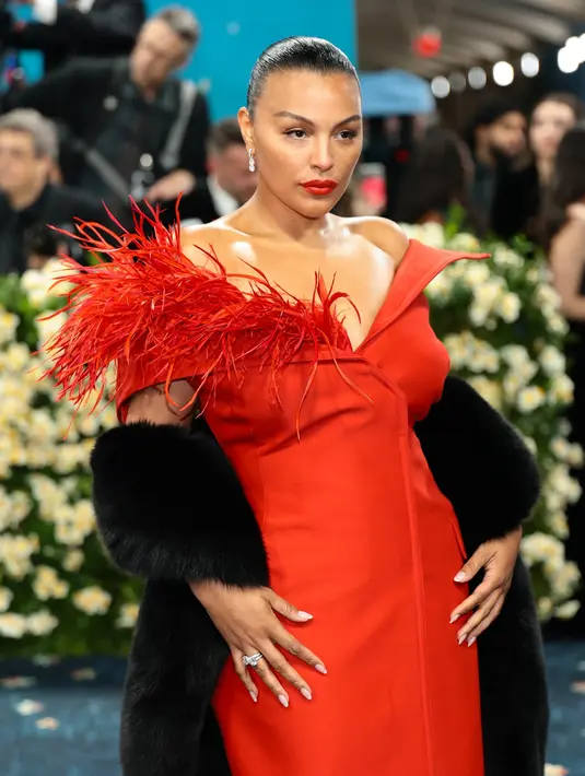 Paloma Elsesser tampil memukau dengan anting-anting berlian emas putih 18 karat, cincin emas putih 18 karat yang dipasang pada berlian bulat 5,86 karat berpotongan cemerlang dan berlian, serta cincin emas putih 18 karat yang dipasang pada berlian zamrud 5,02 karat yang dipasang pada berlian, semuanya dari Koleksi Haute Joaillerie. [dok.  Chopard]