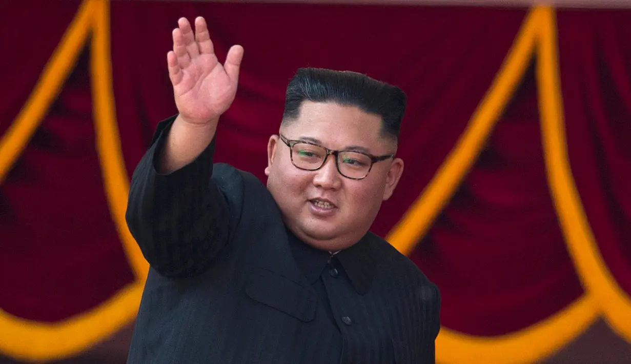 Pemimpin Korea Utara, Kim Jong-un melambaikan tangan saat menghadiri parade militer memperingati HUT ke-70 Korea Utara di Pyongyang, Korea Utara, Minggu (9/9). (AP Photo/Ng Han Guan)