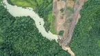 Foto dari udara memperlihatkan lokasi tanah longsor di Desa Liujing, Distrik Wulong, Chongqing, China (26/7/2020). Aliran sungai di Kota Chongqing terhambat akibat tanah longsor, membentuk genangan air yang mengancam kota-kota kecil di sekitar lokasi dan sebuah pembangkit listrik. (Xinhua/Huang Wei)