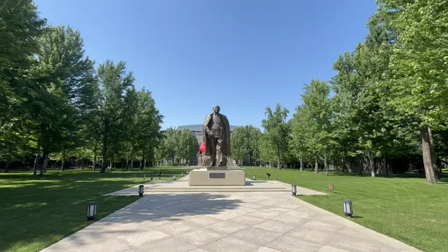 Party School of the CPC Central Committee atau Sekolah Partai Komite Sentral Partai Komunis China (PKC). Didirikan sejak Maret 1933, Sekolah Partai milik PKC kini jadi rumah bagi 100 juta anggota yang merupakan elite atau pejabat penting di China.