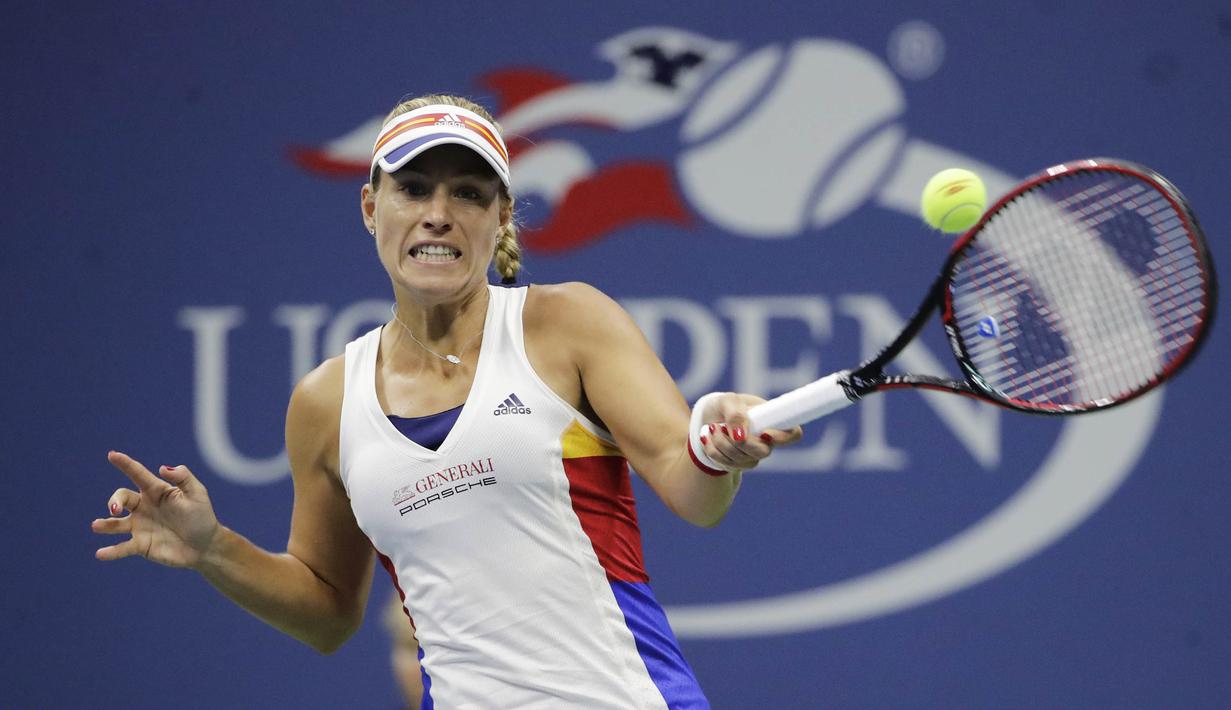 Petenis Jerman, Angelique Kerber, mengembalikan bola saat bertanding melawan petenis Jepang, Naomi Osaka, pada laga turnamen AS Terbuka 2017 di New York, Selasa (29/8/2017). Angelique Kerber kalah 3-6 dan 1-6 dari Naomi Osaka. (AP/Frank Franklin II)