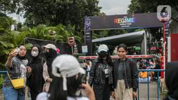 Penonton berselfie saat antre memasuki gerbang konser Dream Perfect Regime (DPR) di Jakarta, Selasa (6/12/2022). Dream Perfect Regime atau biasa dikenal dengan DPR adalah label musik dan video independen multi-genre yang dibentuk pada akhir tahun 2015. (Liputan6.com/Faizal Fanani)