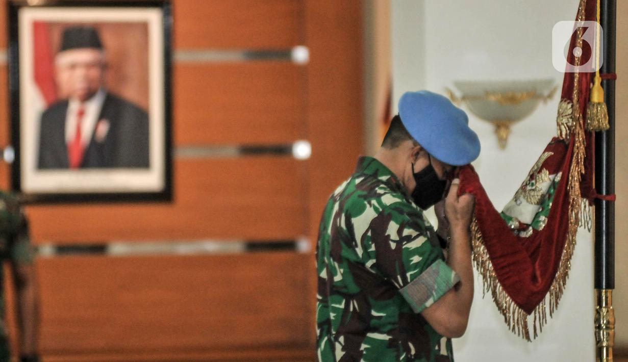 Mayjen Tri Budi Utomo mencium bendera saat upacara pelepasan sebagai Danpaspampres di Mako Paspampres, Jakarta Pusat, Senin (18/7/2022). Marsma TNI Wahyu Hidayat Sudjatmiko resmi menjabat sebagai Danpaspampres menggantikan Mayjen Tri Budi Utomo. (merdeka.com/Iqbal S. Nugroho)