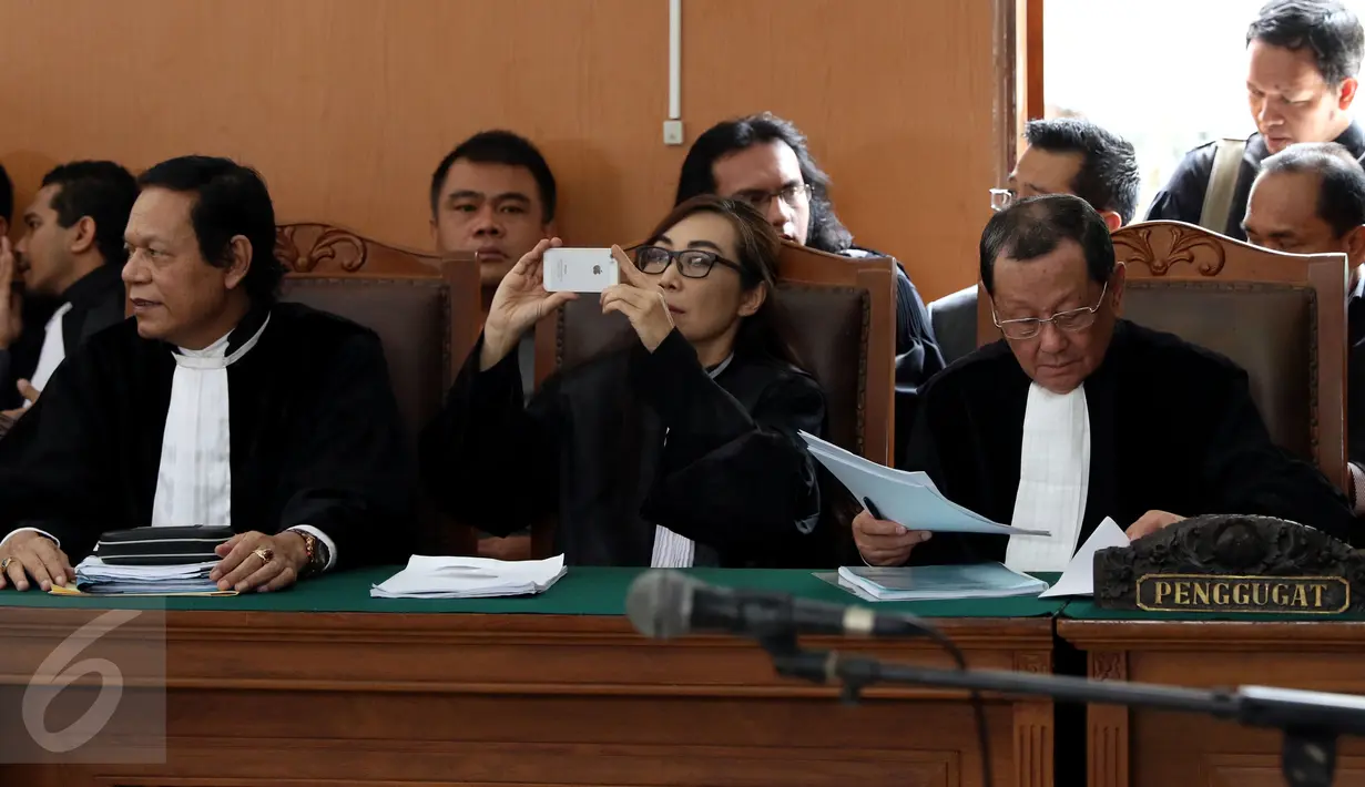 Tim kuasa hukum OC Kaligis saat mengikuti sidang praperadilan terhadap KPK di Pengadilan Negeri Jakarta Selatan, Senin (10/8/2015). Sidang tersebut ditunda karena pihak KPK tidak hadir. (Liputan6.com/Yoppy Renato)