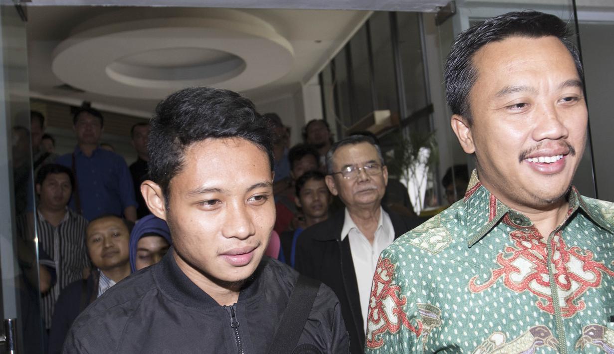 Menpora, Imam Nahrawi, dan pesepak bola muda Indonesia, Evan Dimas, bersiap menggelar jumpa pers. Temu wartawan itu bertujuan untuk melepas keberangkatan Evan ke Spanyol. (Bola.com/Vitalis Yogi Trisna)