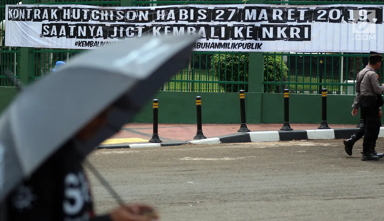 Serikat Pekerja JICT dan segenap pekerja pelabuhan Indonesia menggelar aksi di Gedung DPR RI, Jakarta, Selasa (8/1). Mereka menuntut berlarutnya proses hukum kasus perpanjangan kontrak JICT-Koja serta kasus Pelindo II lainnya. (Liputan6.com/Johan Tallo)