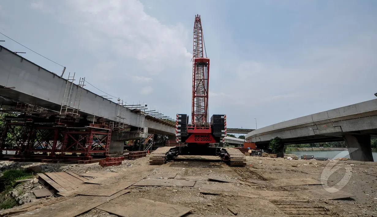 Tampak alat berat saat proyek jalan tol Pelabuhan Tanjung Priok, Jakarta, Rabu (25/3/2015). Pemerintah DKI Jakarta mendorong konsorsium Tol Akses Tanjung Priok (ATP) agar mempercepat pembangunannya. (Liputan6.com/Faizal Fanani)