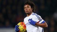 Penyerang Chelsea, Loic Remy melakukan selebrasi usai mencetak gol kegawang Leicester City pada lanjutan liga Inggris di King Power Stadium, Liecester (15/12). Leicester menang atas Chelsea dengan skor 2-1. (Reuters/Andrew Yates)