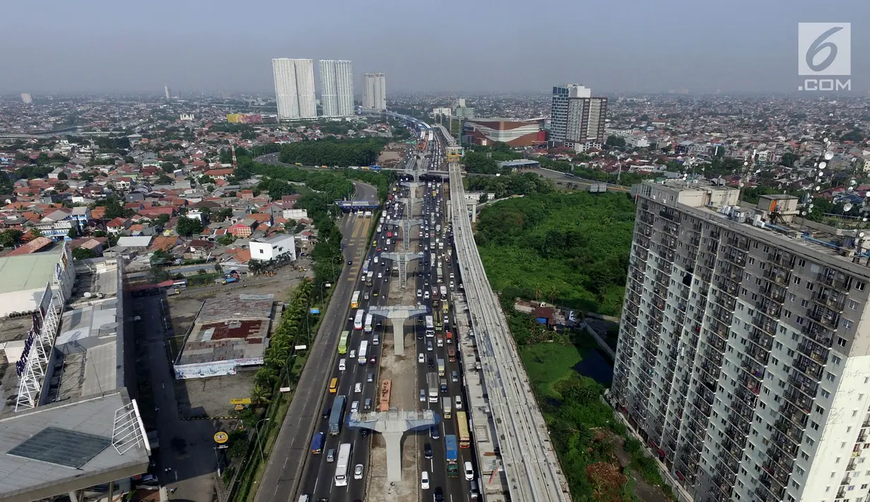 Kepadatan arus lalu lintas saat melintasi proyek Tol Jakarta-Cikampek II dan kereta api ringan (LRT) di Bekasi, Selasa (18/12). Pemerintah menghentikan proyek di ruas Tol Jakarta-Cikampek selama libur Natal dan tahun baru. (Merdeka.com/Iqbal S. Nugroho)