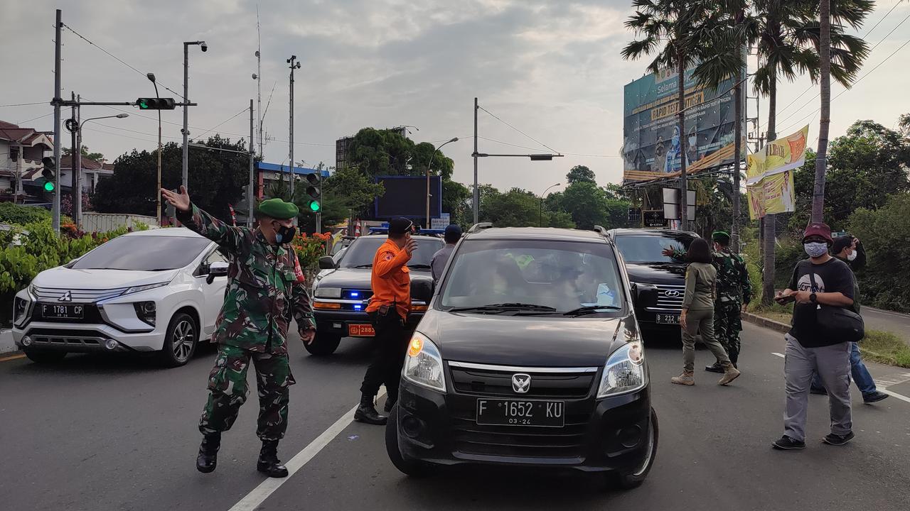 Ganjil genap di jalur Puncak, Kabupaten Bogor, Jawa Barat, Jumat (3/9/2021).